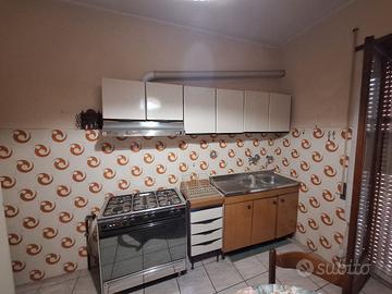 Pensili da cucina, tavolo e sedie