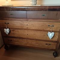 Comò antico in legno massello