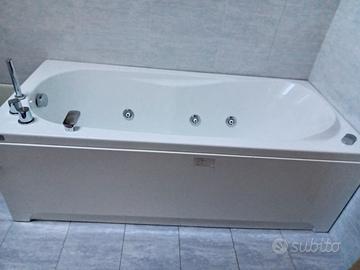 vasca da bagno con idromassaggio