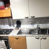 Cucina con elettrodomestici