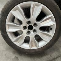 4 ruote con cerchi in lega Audi