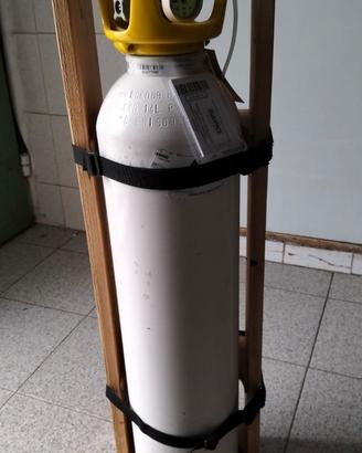 Carrello artigianale per bombole di ossigeno