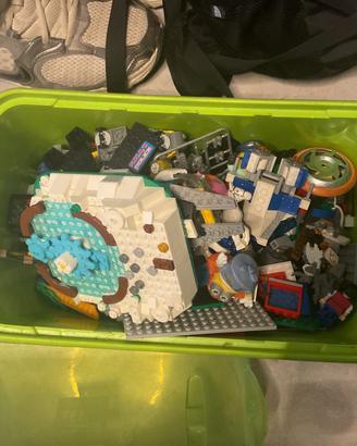 Lego misti tra altri giochi