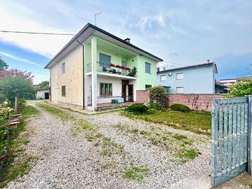 Piano terra in bifamiliare con 1.750 mq di terreno