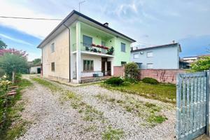 Piano terra in bifamiliare con 1.750 mq di terreno