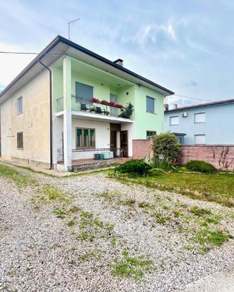 Piano terra in bifamiliare con 1.750 mq di terreno