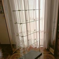 Vetrina, scaffale in vetro.