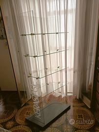 Vetrina, scaffale in vetro.