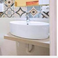 Mensola bagno con lavabo e rubinetto