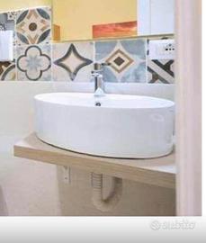 Mensola bagno con lavabo e rubinetto