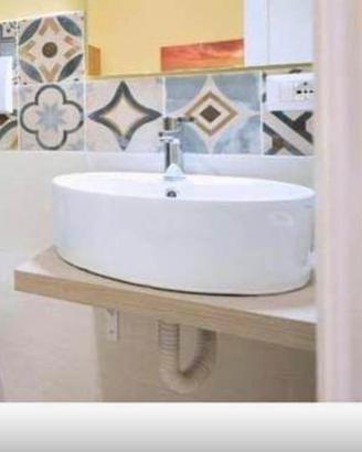 Mensola bagno con lavabo e rubinetto
