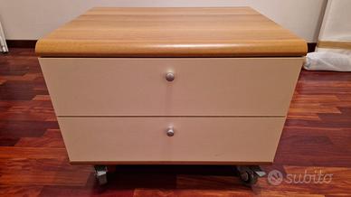 Comodino con rotelle