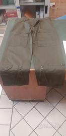 Pantalone verde militare.