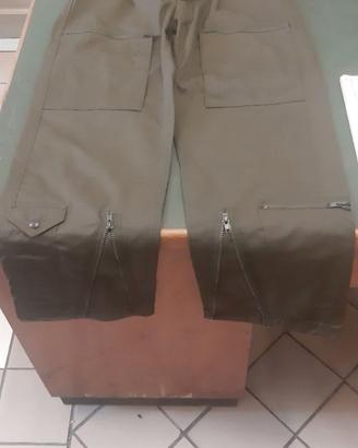 Pantalone verde militare.