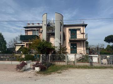 VILLA A SCHIERA D'ANGOLO A CESENATICO
