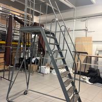 Scala grande con ringhiera