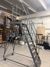 Scala grande con ringhiera