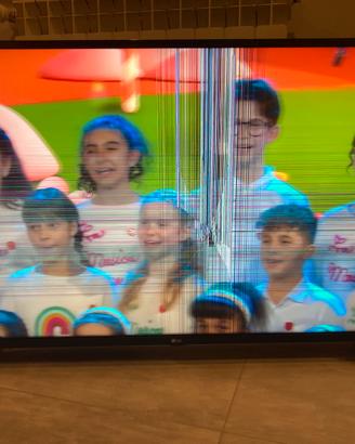 Tv LG 43UQ751C0LF schermo rotto