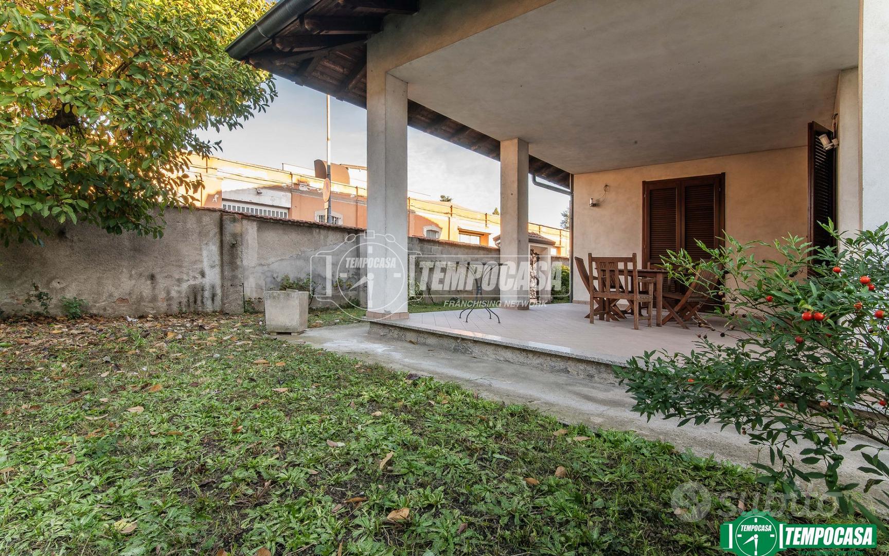 VILLA SINGOLA CON GIARDINO E BOX - More