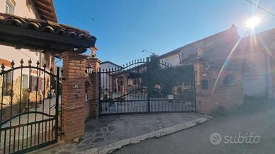 Casa indipendente ,con box è cortile