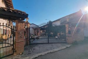 Casa indipendente ,con box è cortile