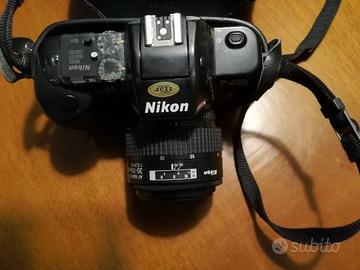Macchina fotografica NIKON F401S con obbiettivo
