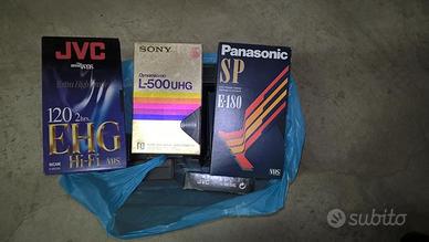 Videocassette con titoli in formati VHS e BETAMAX