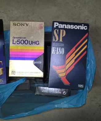 Videocassette con titoli in formati VHS e BETAMAX