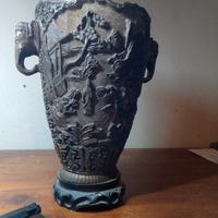 Si tratta di un vaso decorativo intagliato