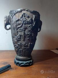 Si tratta di un vaso decorativo intagliato