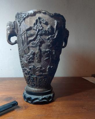 Si tratta di un vaso decorativo intagliato