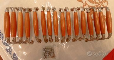 Maniglie in legno e metallo per cucina