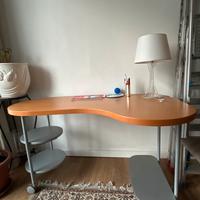 Scrivania di design moderno con ruote