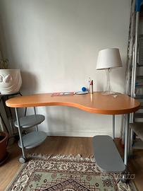 Scrivania di design moderno con ruote