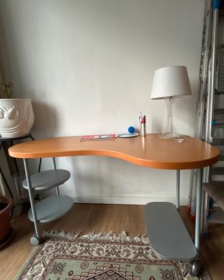 Scrivania di design moderno con ruote