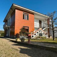 Villa con 12 locali, 4 bagni, giardino e terreno