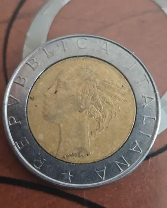 Moneta da 100 lire del 1955 e moneta da 500 lire