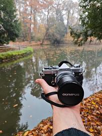 Olympus Om1n con obbiettivo e borsa