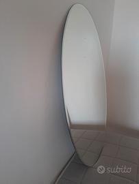 Specchio ovale moderno e luminoso