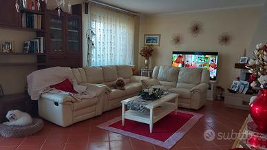 divani da tre e due posti più poltrona. In pelle  