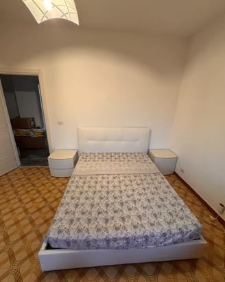 Letto matrimoniale e comodini