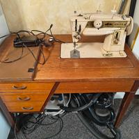 scrivania con macchina da cucire Singer 