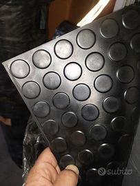 gomma borchiata nera