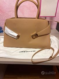 Hug bag big zise ( Ferragamo)