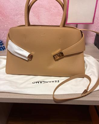 Hug bag big zise ( Ferragamo)