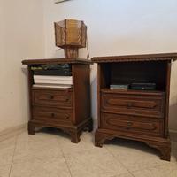 Coppia di comodini in noce