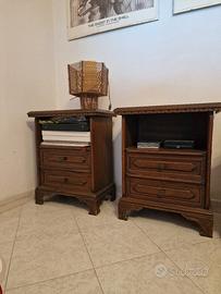 Coppia di comodini in noce