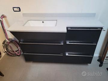 mobile bagno con lavabo e marmo