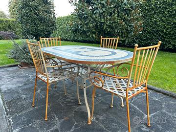Tavolo da giardino con sedie