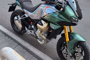Moto Guzzi V100 Mandello S (2024) – Verde 2121 – G
